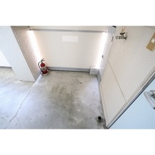 室外洗濯機置場（共用廊下）