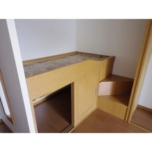 腰高のベッド
