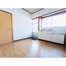 ※リフォーム中の為中号室の写真は中号室で